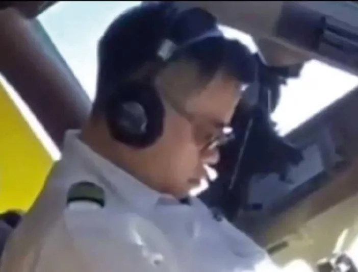 طيار صيني ينام أثناء تحليق الطائرة في الجو (فيديو)