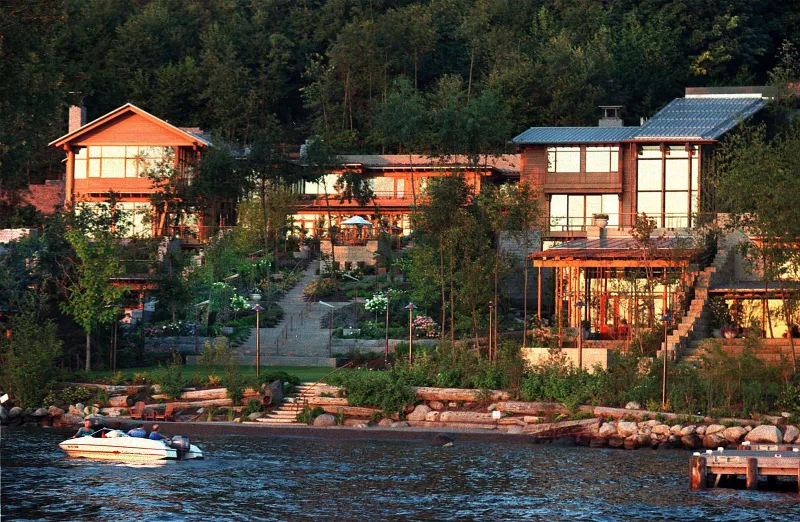 مكتبة ذكية ونظام موسيقي تحت الماء..  قصر بيل غيتس عالم خاص من التكنولوجيا