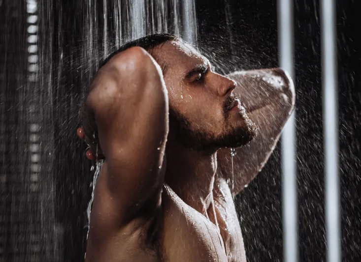 هل من السيئ أن تنام بشعر مبلل؟