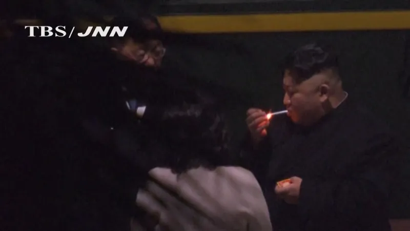 الزعيم الكوري يوقف قطاره المصفح لتدخين السجائر ( فيديو)