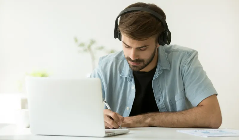 الموسيقى تزيد إنتاجية الموظفين وتحسن مزاجهم