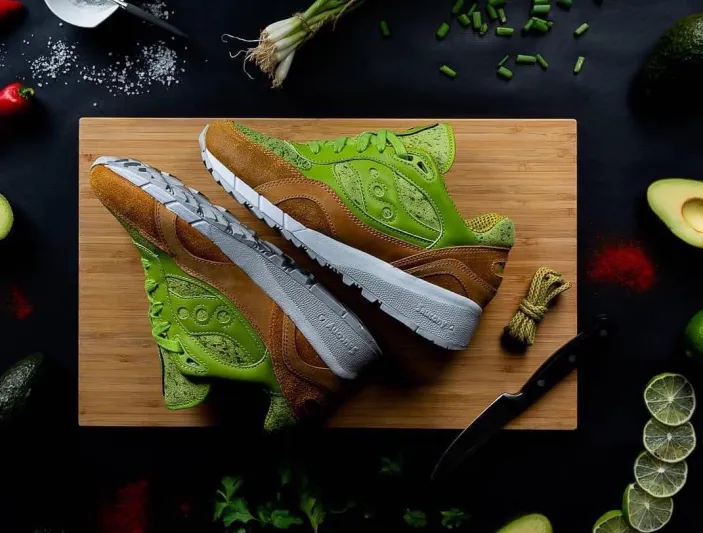 «أفوكادو توست».. حذاء ركض رجالي بألوان الطعام (صور)