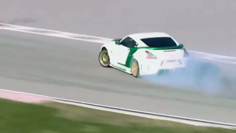 رئيس دولة يُظهر مهارة عالية في قيادة سيارات السباق السريعة (فيديو)