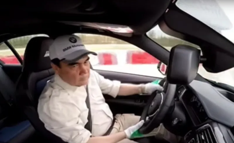 رئيس دولة يُظهر مهارة عالية في قيادة سيارات السباق السريعة (فيديو)