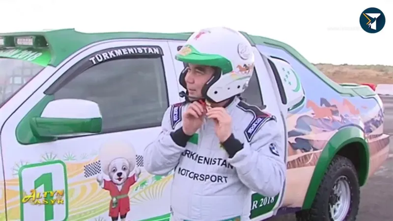 رئيس دولة يُظهر مهارة عالية في قيادة سيارات السباق السريعة (فيديو)