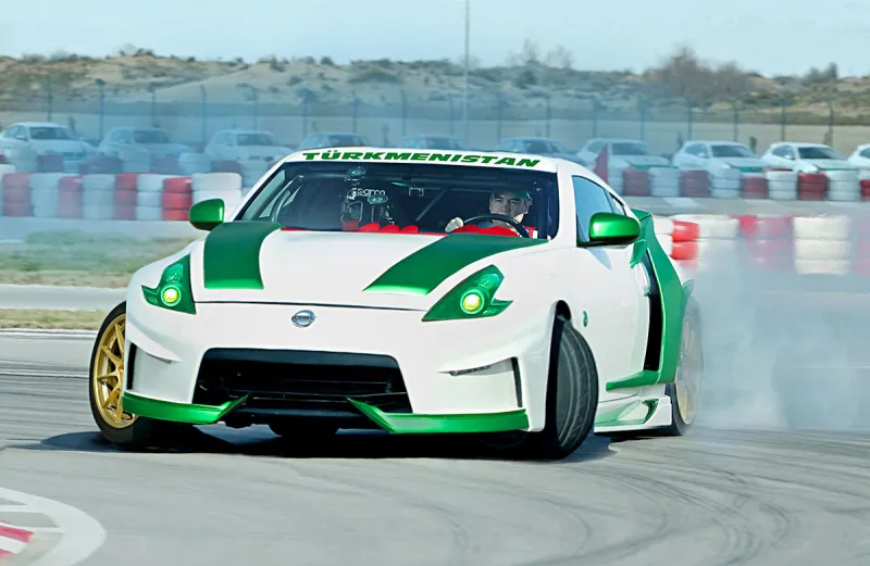 رئيس دولة يُظهر مهارة عالية في قيادة سيارات السباق السريعة (فيديو)