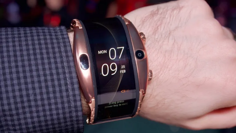 أول هاتف ذكي في العالم يمكنك ارتداؤه على معصم اليد (فيديو)