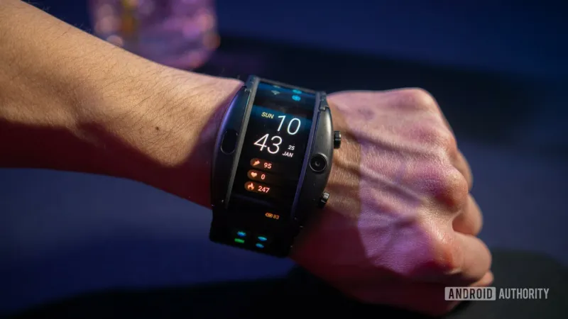 أول هاتف ذكي في العالم يمكنك ارتداؤه على معصم اليد (فيديو)