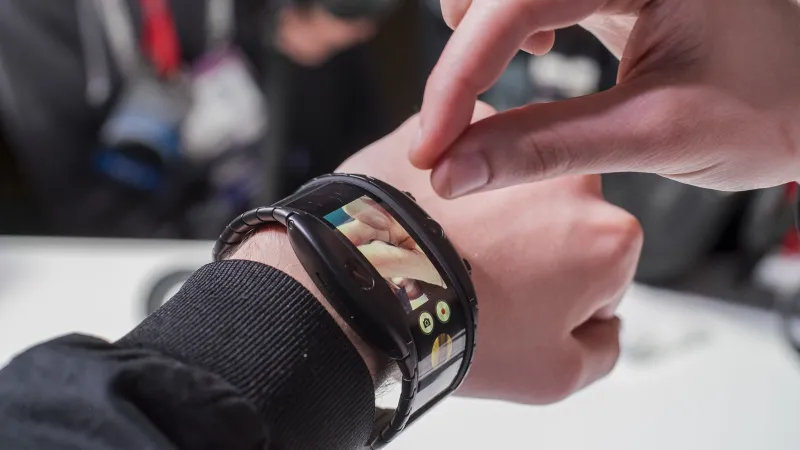 أول هاتف ذكي في العالم يمكنك ارتداؤه على معصم اليد (فيديو)