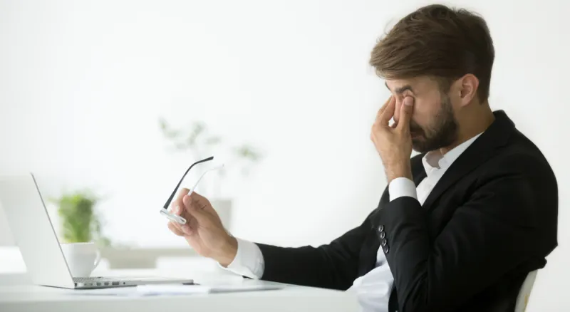 هل عليك التعاطف وإراحة الموظف الذي يمر بأزمة شخصية؟