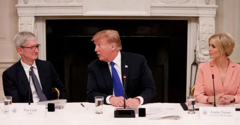 ترامب يصدم الجميع ويخطئ في اسم مدير «أبل» (فيديو)