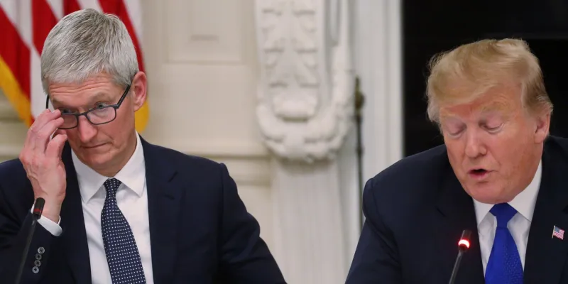 ترامب يصدم الجميع ويخطئ في اسم مدير «أبل» (فيديو)