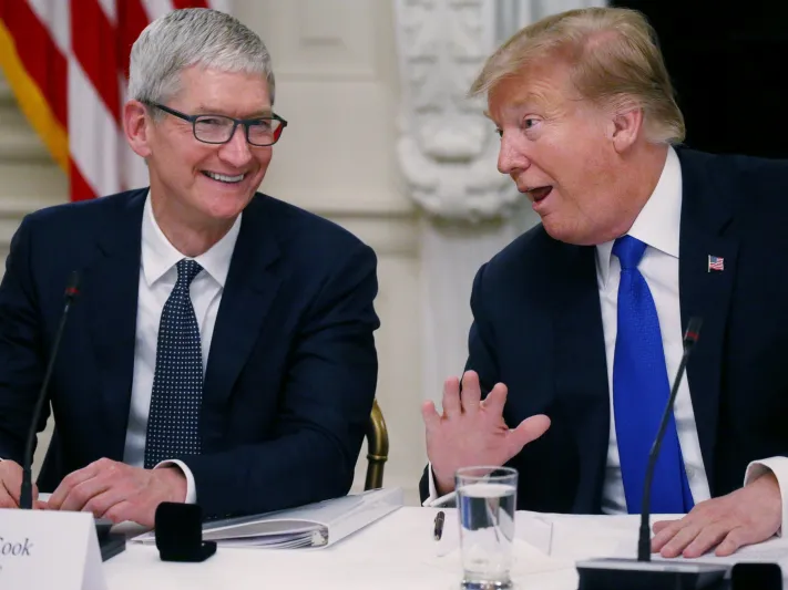 ترامب يصدم الجميع ويخطئ في اسم مدير «أبل» (فيديو)