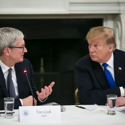 ترامب يصدم الجميع ويخطئ في اسم مدير «أبل» (فيديو)