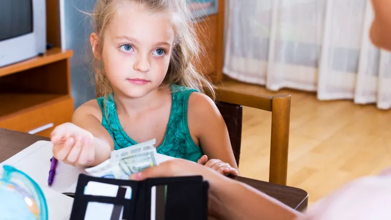 دروس يحرص الأثرياء على تعليمها لأبنائهم ويتجاهلها الفقراء تماما