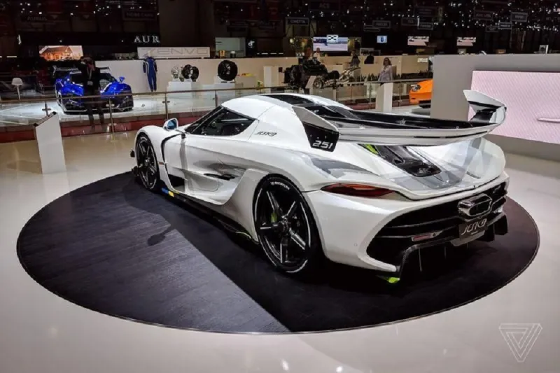 سيارة «جيسكو».. تعبر ملعب كرة القدم في أقل من ثانية!