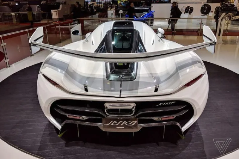 سيارة «جيسكو».. تعبر ملعب كرة القدم في أقل من ثانية!