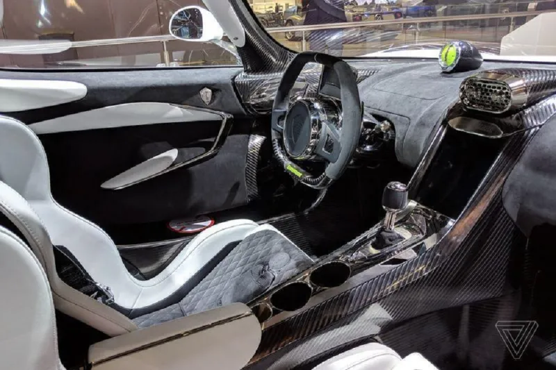 سيارة «جيسكو».. تعبر ملعب كرة القدم في أقل من ثانية!