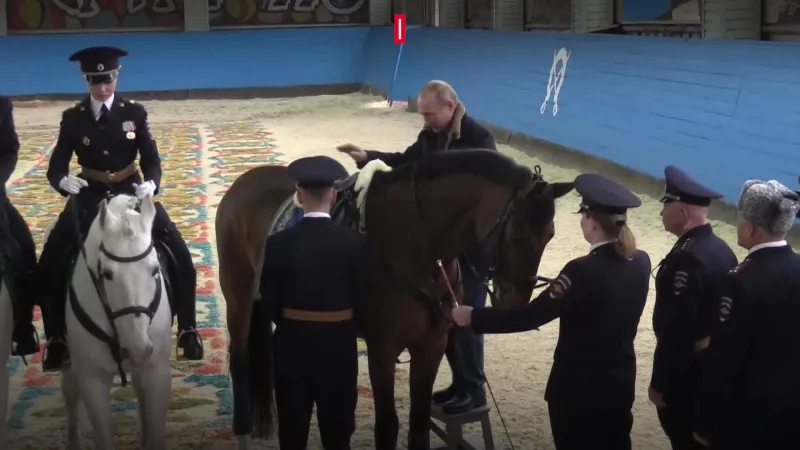 على ظهر جواد وسط الشرطة النسائية.. هكذا احتفل بوتين بيوم المرأة (فيديو)
