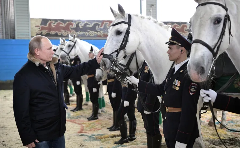 على ظهر جواد وسط الشرطة النسائية.. هكذا احتفل بوتين بيوم المرأة (فيديو)