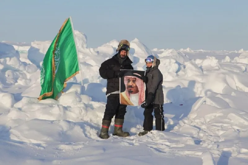 السعوديون والقطب الشمالي.. عندما تنشأ العلاقة بين أهل الصحراء وجبال الجليد (فيديو) 