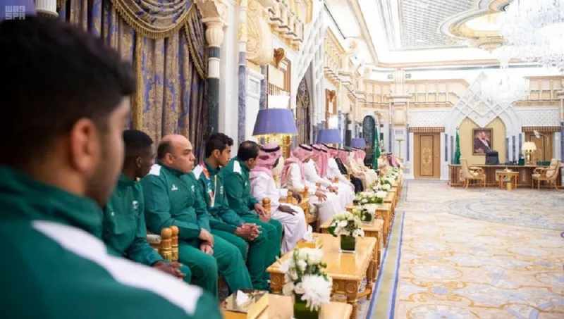 خادم الحرمين يمنح وسام الملك عبدالعزيز لعدد من الرياضيين