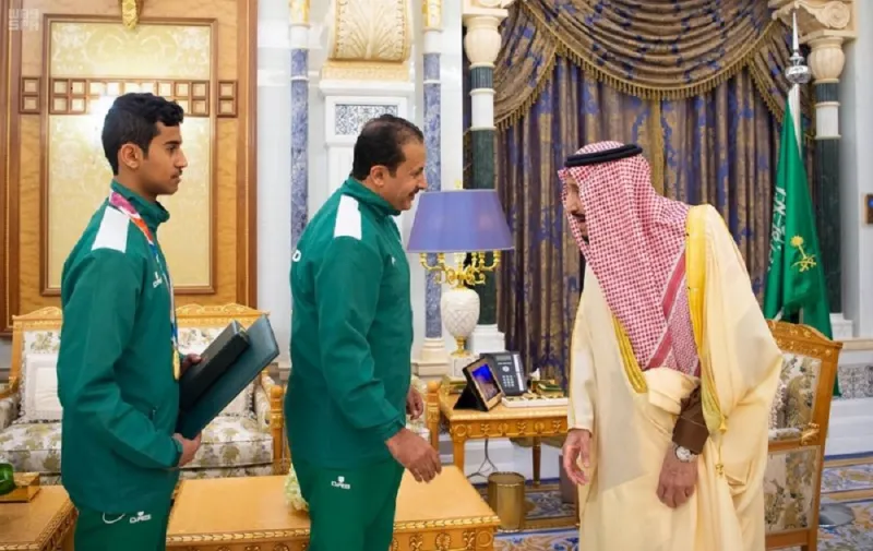 خادم الحرمين يمنح وسام الملك عبدالعزيز لعدد من الرياضيين