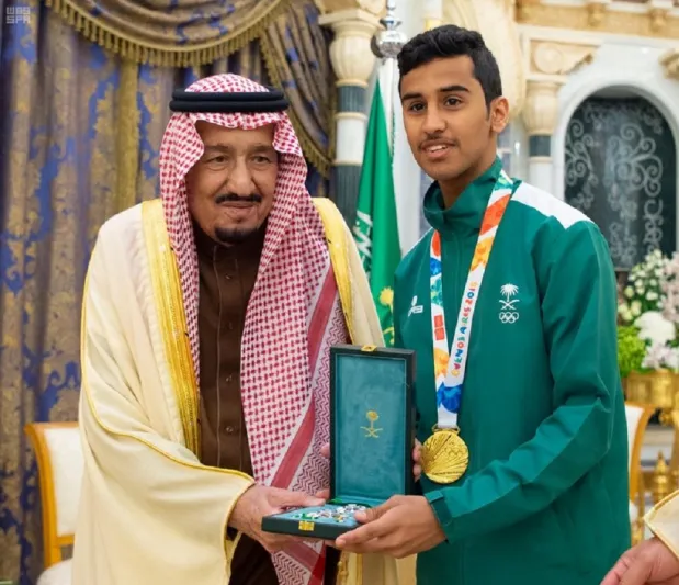 خادم الحرمين يمنح وسام الملك عبدالعزيز لعدد من الرياضيين