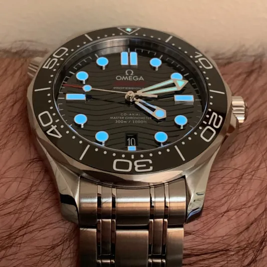 مصنوعة من معدن "تانتالوم" النادر.. كيف أعادت أوميغا ساعتها الفاخرة للأنظار؟