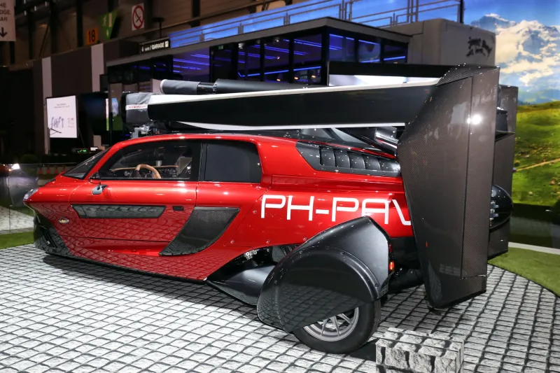 شاهد Liberty أول سيارة طائرة في العالم ( فيديو)