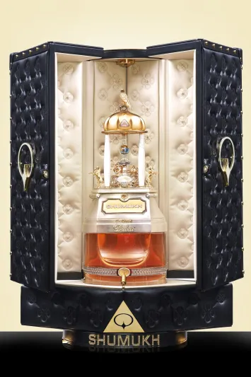 «شموخ» زجاجة العطر الأغلى والأفخم في العالم بسعر خيالي