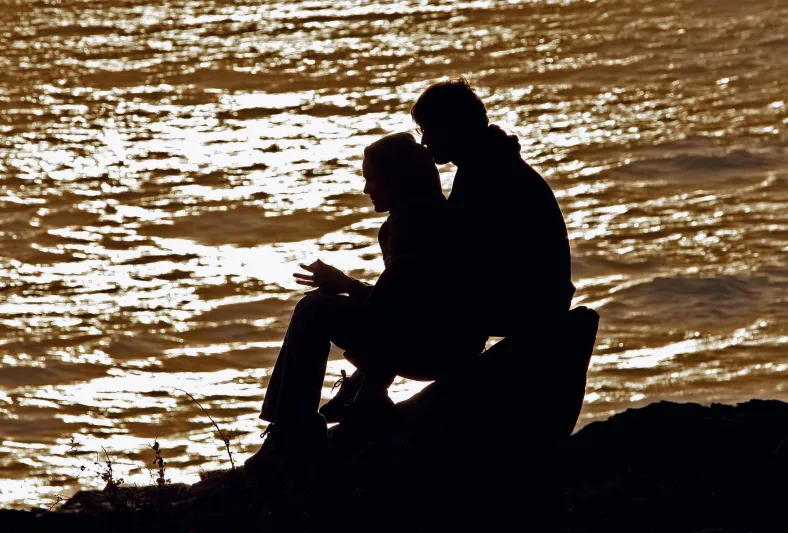 عندما يكون الصمت قاتلاً في العلاقة الزوجية.. كيف تتغلب عليه؟