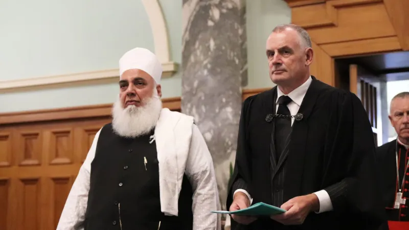 البرلمان النيوزيلندي يفتتح أولى جلساته بعد الهجوم الإرهابي بالقرآن الكريم (فيديو)