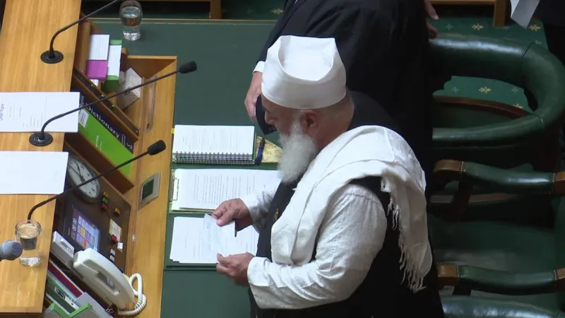 البرلمان النيوزيلندي يفتتح أولى جلساته بعد الهجوم الإرهابي بالقرآن الكريم (فيديو)