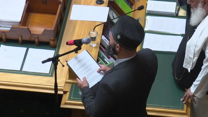 البرلمان النيوزيلندي يفتتح أولى جلساته بعد الهجوم الإرهابي بالقرآن الكريم (فيديو)