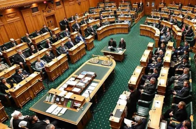 البرلمان النيوزيلندي يفتتح أولى جلساته بعد الهجوم الإرهابي بالقرآن الكريم (فيديو)