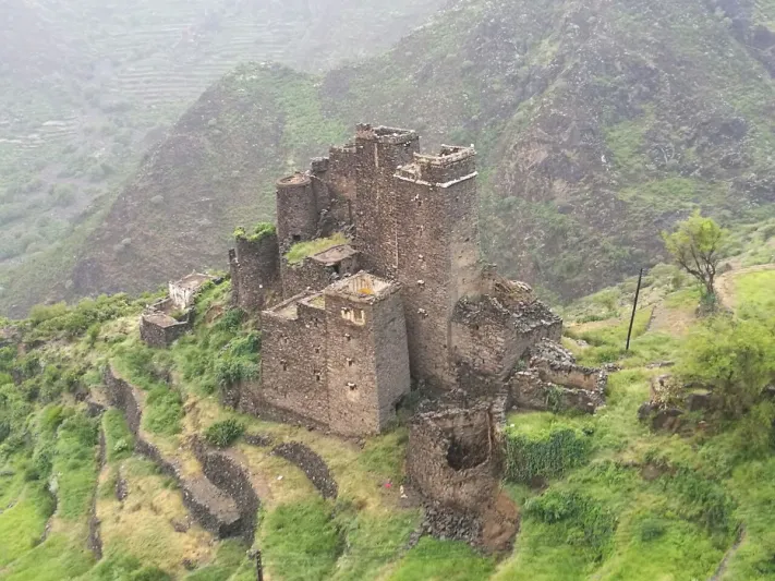 لقطات مثيرة لأخطر الطرق الجبلية بالجزيرة العربية في جازان (فيديو)