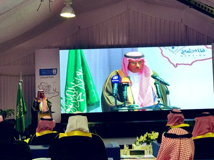 أسمى معاني التواضع.. أمير الرياض يعتذر لطالب جامعي عن هذا الموقف (فيديو)