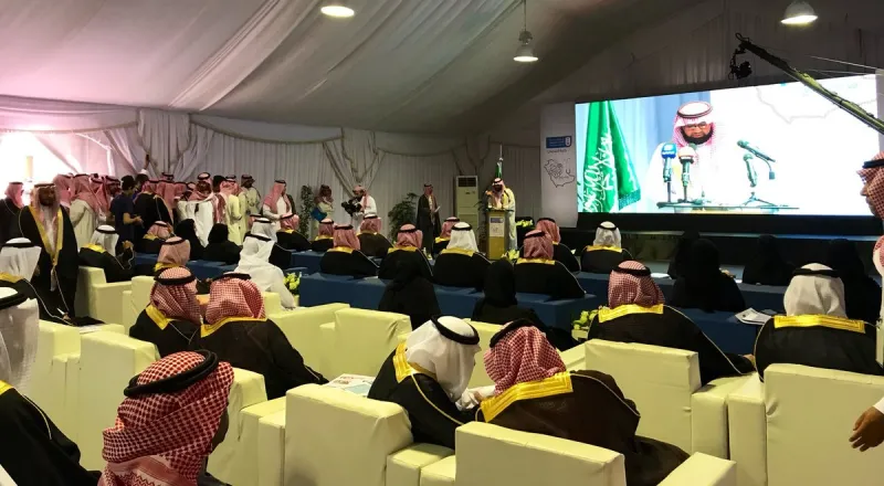 أسمى معاني التواضع.. أمير الرياض يعتذر لطالب جامعي عن هذا الموقف (فيديو)