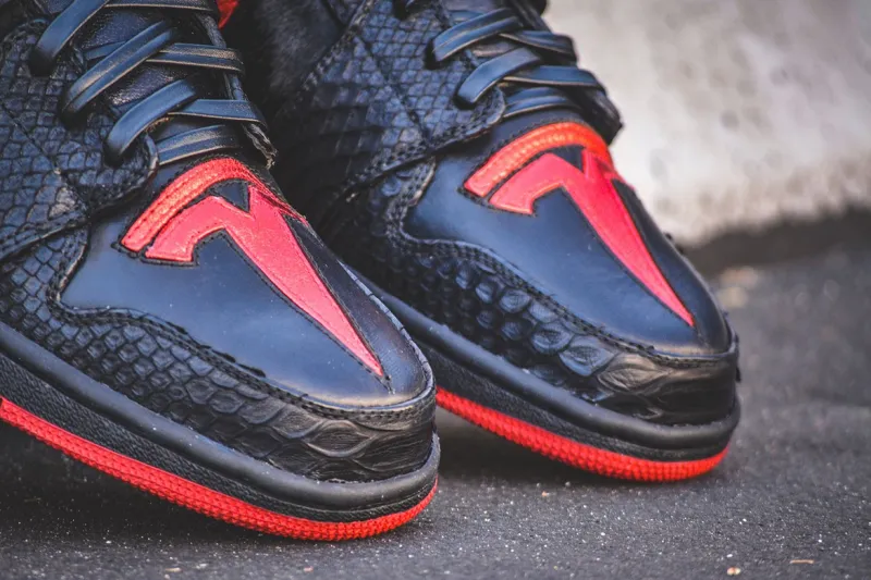 إيلون ماسك يخطف الأنظار بحذاء "Tesla Shoes" (فيديو)