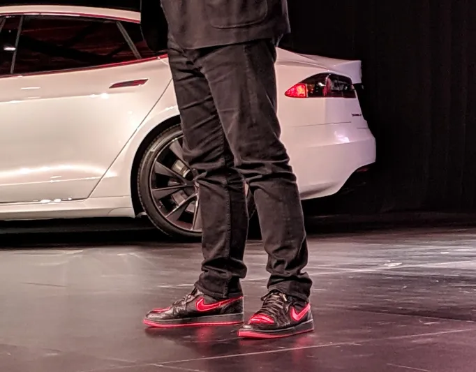 إيلون ماسك يخطف الأنظار بحذاء "Tesla Shoes" (فيديو)