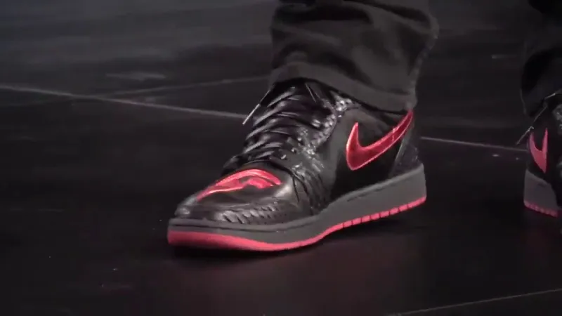 إيلون ماسك يخطف الأنظار بحذاء "Tesla Shoes" (فيديو)