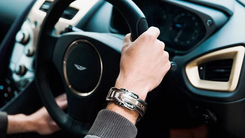 مصنوع من مادة "فضائية" ومرصع بالألماس.. إليك أغلى مفتاح سيارة بالعالم