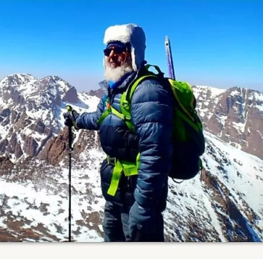 "العمر ليس عقبة".. مسن سعودي يصعد لأعلى قمة جبلية في شمال أفريقيا