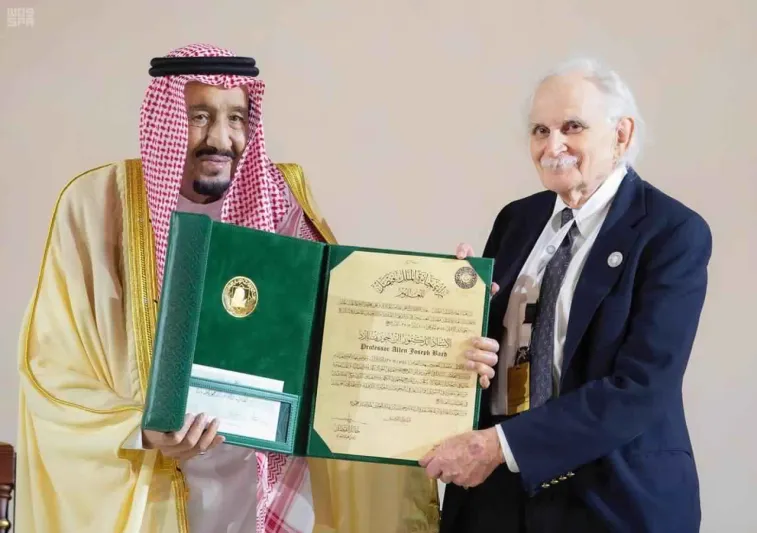 خلال تكريم الفائزين بجائزة الملك فيصل.. ماذا قال الملك سلمان للأمير خالد الفيصل؟ (فيديو)