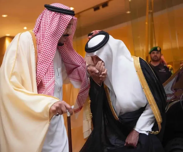 خلال تكريم الفائزين بجائزة الملك فيصل.. ماذا قال الملك سلمان للأمير خالد الفيصل؟ (فيديو)