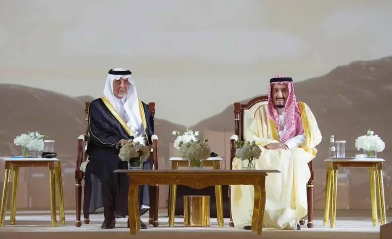 خلال تكريم الفائزين بجائزة الملك فيصل.. ماذا قال الملك سلمان للأمير خالد الفيصل؟ (فيديو)