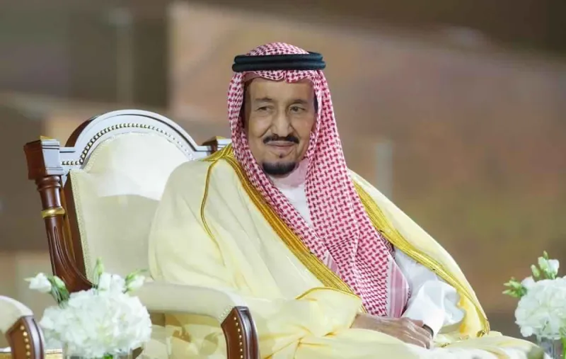 خلال تكريم الفائزين بجائزة الملك فيصل.. ماذا قال الملك سلمان للأمير خالد الفيصل؟ (فيديو)