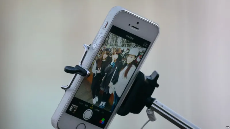 اختراع فاشل في الثمانينيات.. ما لا تعرفه عن عصا السيلفي