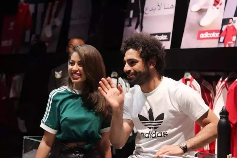 ماذا قالت والدة صلاح على صورته مع الفتاة الهندية في دبي؟